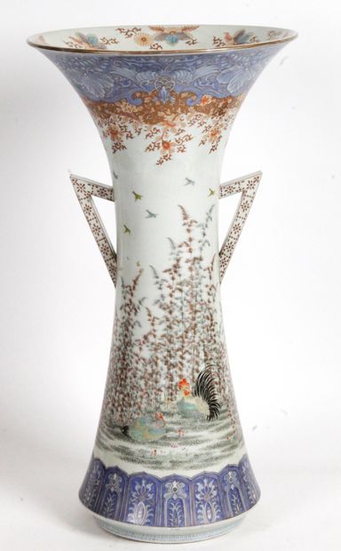  JAPON, PÉRIODE MEIJI (1868-1912) Grand vase corné en porcelaine et émaux polychromes...