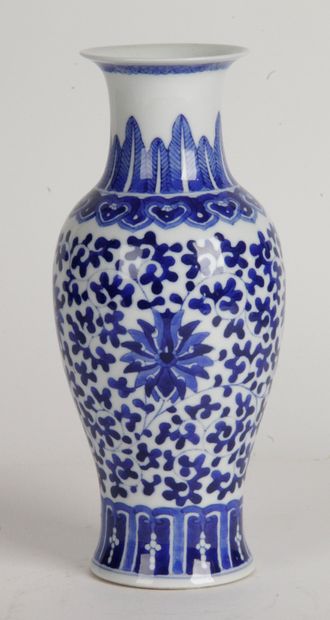  CHINE, XXE SIÈCLE Vase en porcelaine bleu blanc, à décor tapissant de fleurs et...