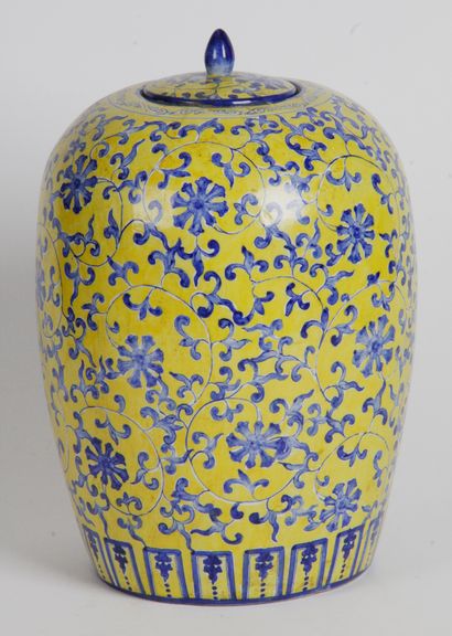 China or Chinese style, 20th century Porcelain...