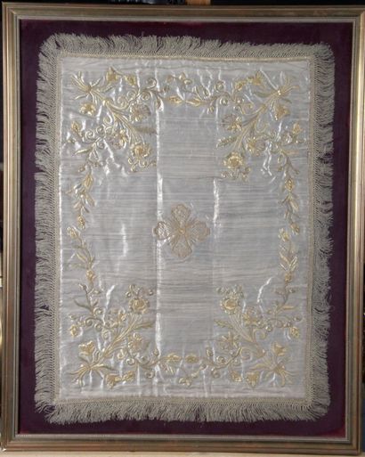 null IMPORTANT VOILE DE CALICE, en soie et broderie de fils d’or à décor de rinceaux...