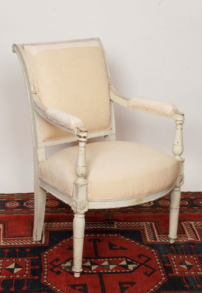 Armchair with slightly reversed back in white...