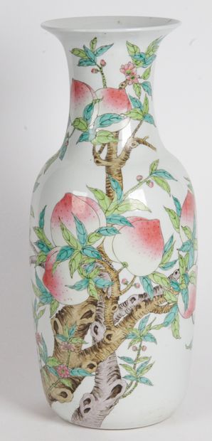 null Chine, première moitié-milieu du XXe siècle Grand vase balustre en porcelaine...