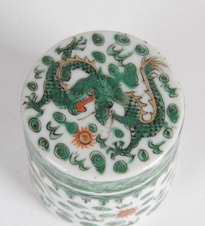  CHINA, END OF THE 19th CENTURY Small cylindrical porcelain box, with green enamelled...