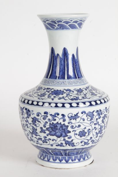 null CHINE, Vase Shangping en porcelaine bleu blanc, la panse et l’épaule ornées...