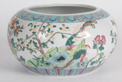  CHINA, EARLY 20TH CENTURY Large porcelain and polychrome enamel brushwash bowl in...