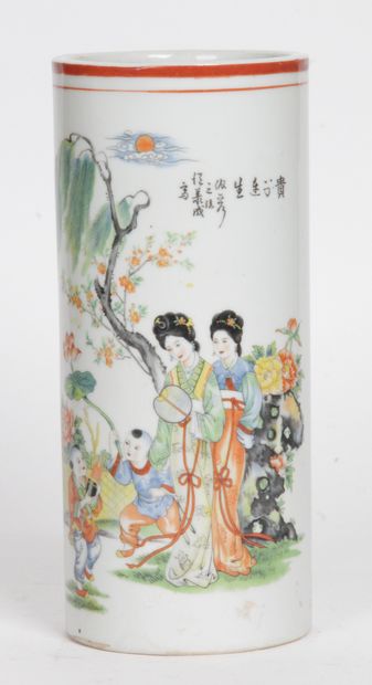 CHINA, 19th CENTURY Porcelain cylindrical...