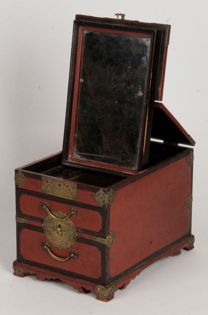  Corée, fin XIXe siècle Petite coiffeuse de voyage en bois laqué rouge foncé et noir,...