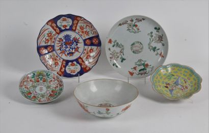 LOT OF FOUR PORCELAIN, including a bowl decorated with coral and green peonies,...