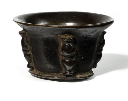 null Bronze mortar with baluster buttresses. Spain, 17th century Height: 7 cm (small...