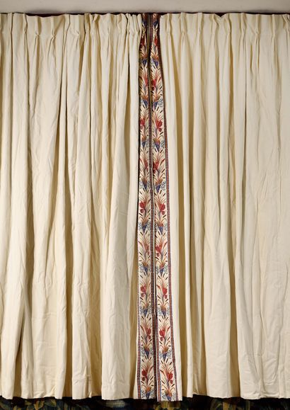 null PAIR OF CURTAINS in white cotton, the borders decorated with friezes of reeds,...