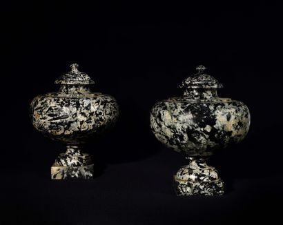 null PAIR OF COVERED VESSELS in black and white marble or granite, with moulding...