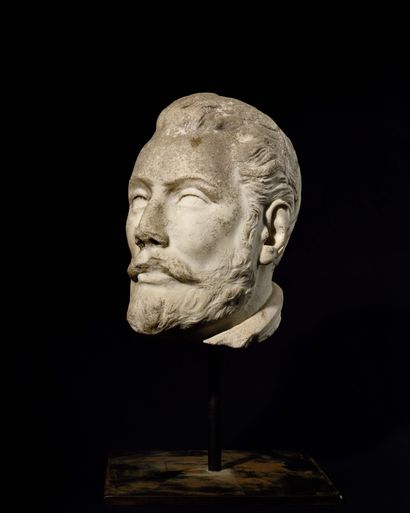 null FRENCH SCHOOL C. 1600 Head of a gentleman White marble H. 30 cm and H. total...