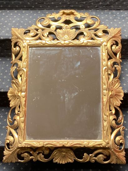 
Miroir en bois doré sculpté et ajouré à...