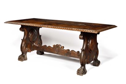 null LARGE TABLE IN CARVED WALNUT. Feet cut out in lyre, centered of coats of arms,...
