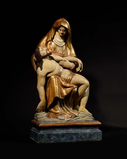 null PIETA en bois sculpté et polychrome. La vierge assise tient le Christ mort dans...