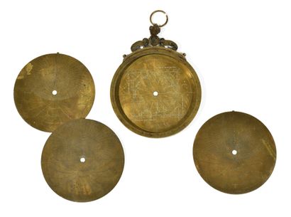null ASTROLABE IN BRASS engraved, mother with three double-sided tympanums, table...