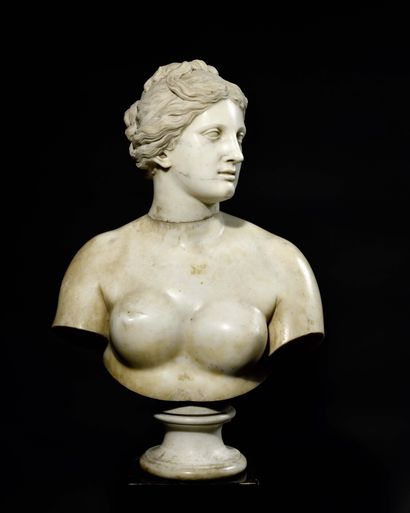 null ÉCOLE ITALIENNE DU XVIIIE D’APRES L’ANTIQUE Vénus Médicis Buste en marbre blanc...
