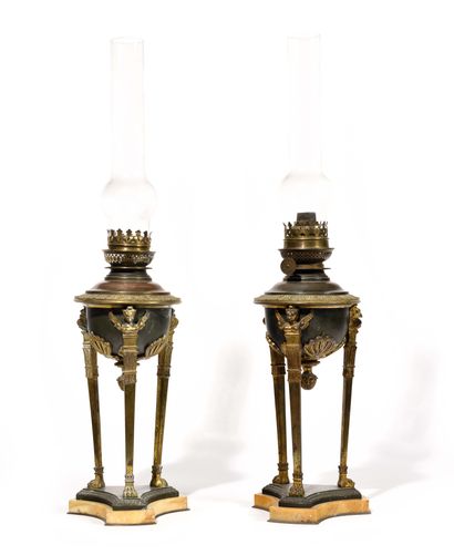 PAIRE DE LAMPES A HUILE en tôle et bronze...