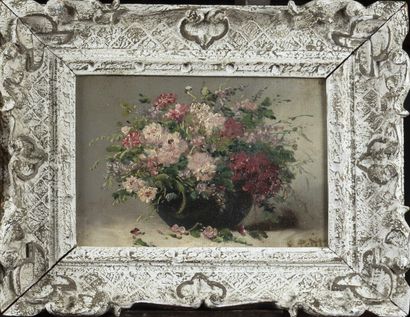 null Eugène PETIT (1839-1886) Bouquet de fleurs Huile sur toile Signé en bas à droite...