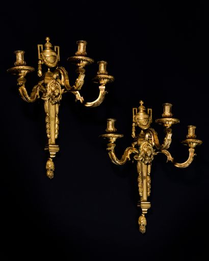 null IMPORTANT PAIR OF APPLIQUES with lions' skins and three chased and gilded bronze...