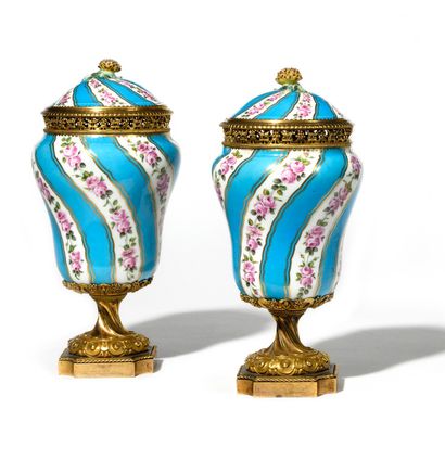 null PAIRE DE VASES POT-POURRI en porcelaine à monture de bronze doré ajourée de...