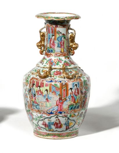 null CHINE, CANTON, XIXE SIÈCLE Deux porcelaines à décor en émaux de la famille rose,...