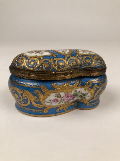 null Small porcelain box with polychrome decoration with blue bottom presenting trophies...