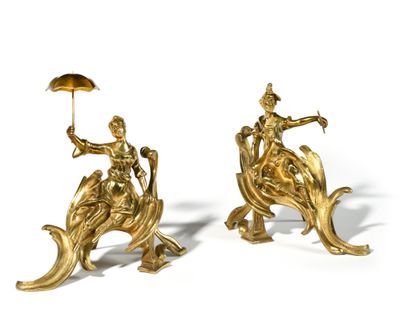 null PAIRE DE CHENETS en bronze doré à décor d’un couple de chinois dans des rocailles....