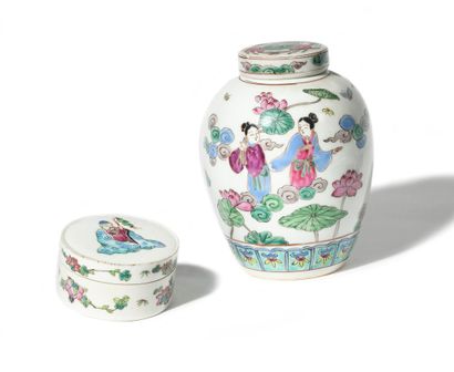 null CHINE, DÉBUT ET MILIEU XXE SIÈCLE Deux porcelaines à décor en émaux de la famille...