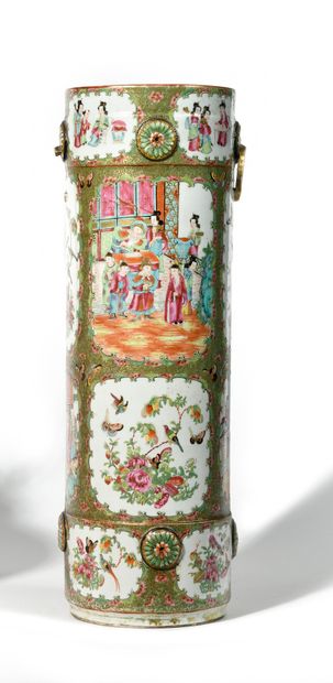 null CHINA, CANTON, END OF THE 19th CENTURY Large porcelain and enamel umbrella stand...