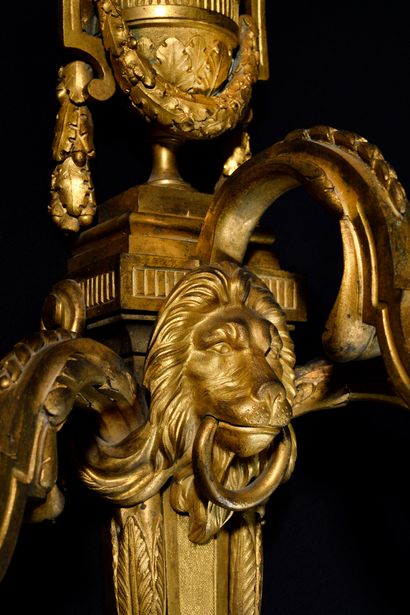 null IMPORTANT PAIR OF APPLIQUES with lions' skins and three chased and gilded bronze...