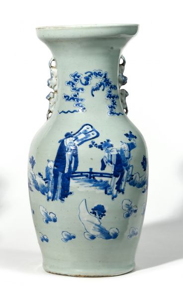 null CHINE, FIN XIXE SIÈCLE Vase balustre en porcelaine à décor en bleu et blanc...