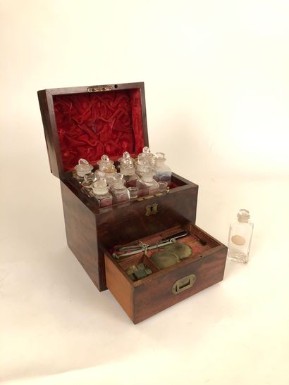 null CHIMIST'S CASE in mahogany. The interior reveals a set of fifteen glass bottles...