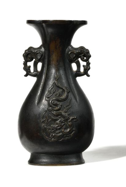null CHINE, XVIIIE-XIXE SIÈCLE Vase en bronze de patine brune, de forme quadrilobée...