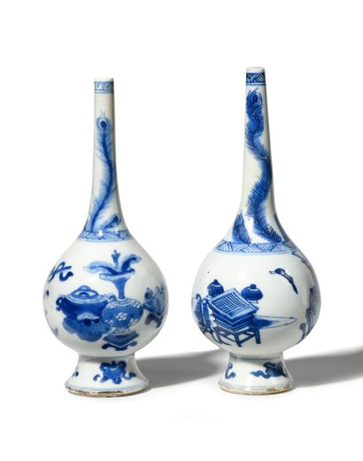 null CHINE, ÉPOQUE KANGXI (1662-1722) Deux aspersoirs en porcelaine bleu-blanc, à...