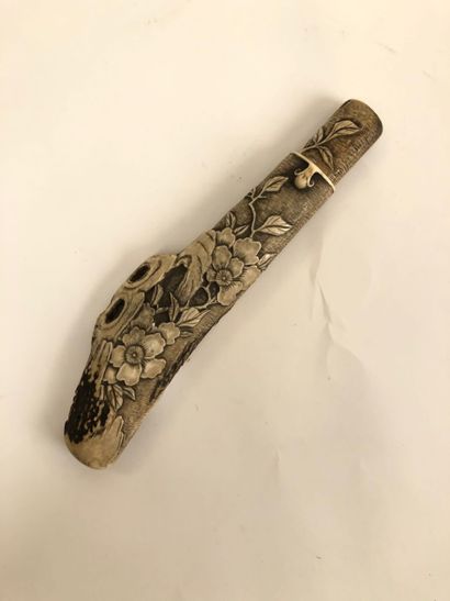 null JAPON Kizeruzutsu Etui à pipe en bois de renne à décor en bas-relief floral...