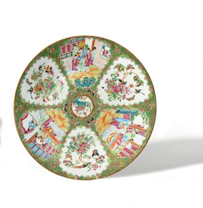 null CHINE, CANTON, XIXE SIÈCLE Deux porcelaines à décor en émaux de la famille rose,...