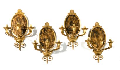 null SUITE DE QUATRE PLAQUES A TROIS BRAS DE LUMIERE en bronze ciselé et doré de...