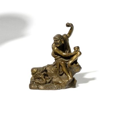null JAPON, DÉBUT XXE SIÈCLE Okimono en bronze représentant un rakan assis sur un...