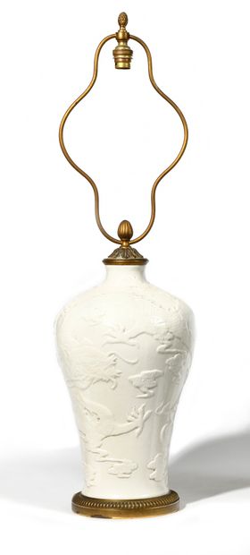 null CHINE, XIXE SIÈCLE Vase de forme meiping, en porcelaine émaillée blanc, à décor...