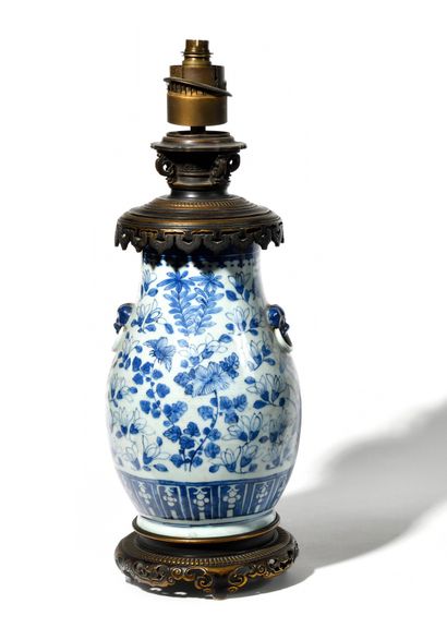 null CHINE, DÉBUT XXE SIÈCLE Vase en porcelaine bleu-blanc à décor tapissant de fleurs...