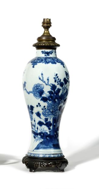 null CHINE, FIN XVIIIE-DÉBUT XIXE SIÈCLE Vase en porcelaine bleu-blanc à décor d’oiseaux...