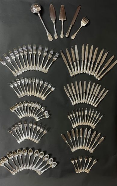  CHRISTOFLE Ménagère en métal argenté modèle Louis XV comprenant : -12 couteaux de...