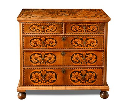 null COMMODE in wood veneer and floral marquetry opening in front of five drawers...