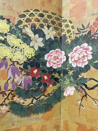 null JAPON Paravent à deux volets à décor peint d'un bouquet de fleurs dans un fond...