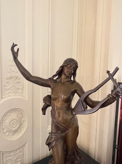 null 
Eugène MARIOTON (1857-1933)

Musicienne à la lyre

Bronze à double patine (manque...