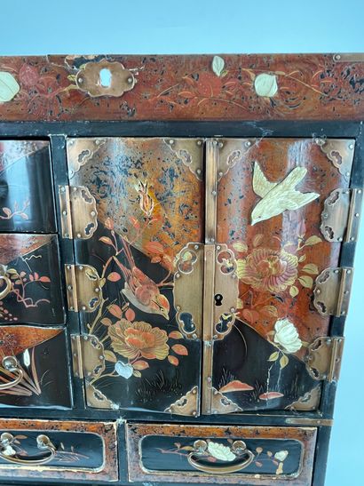  CABINET COREEN en bois laqué à tiroirs et portes à décor naturaliste marqueté d'ivoire...