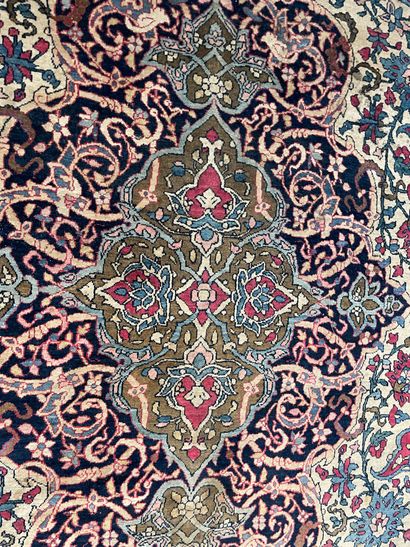 null IRAN Ancien et fin Ispahan Vers 1930/40 225 x 145 cm Velours en laine soyeuse,...