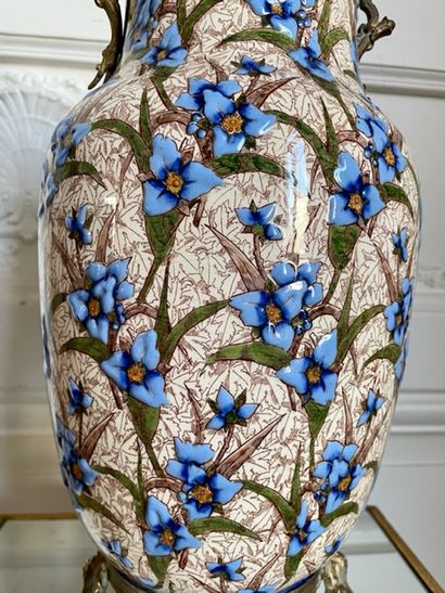 null KELLER & GUERIN - LUNEVILLE Paire de vases en céramique émaillée à décor de...