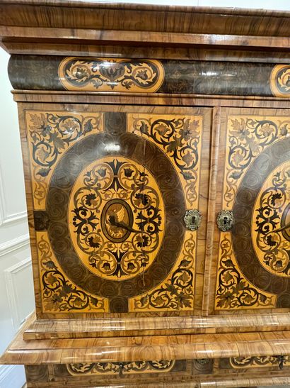 null 
CABINET DEUX-CORPS in wood veneer and floral marquetry opening with two leaves...